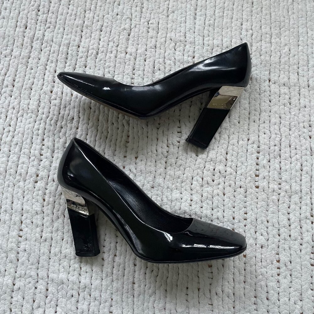 Prada Women's SIlver Accent Black Patent Leather Pumps - Size 8/38.5 - Picture 1 of 8